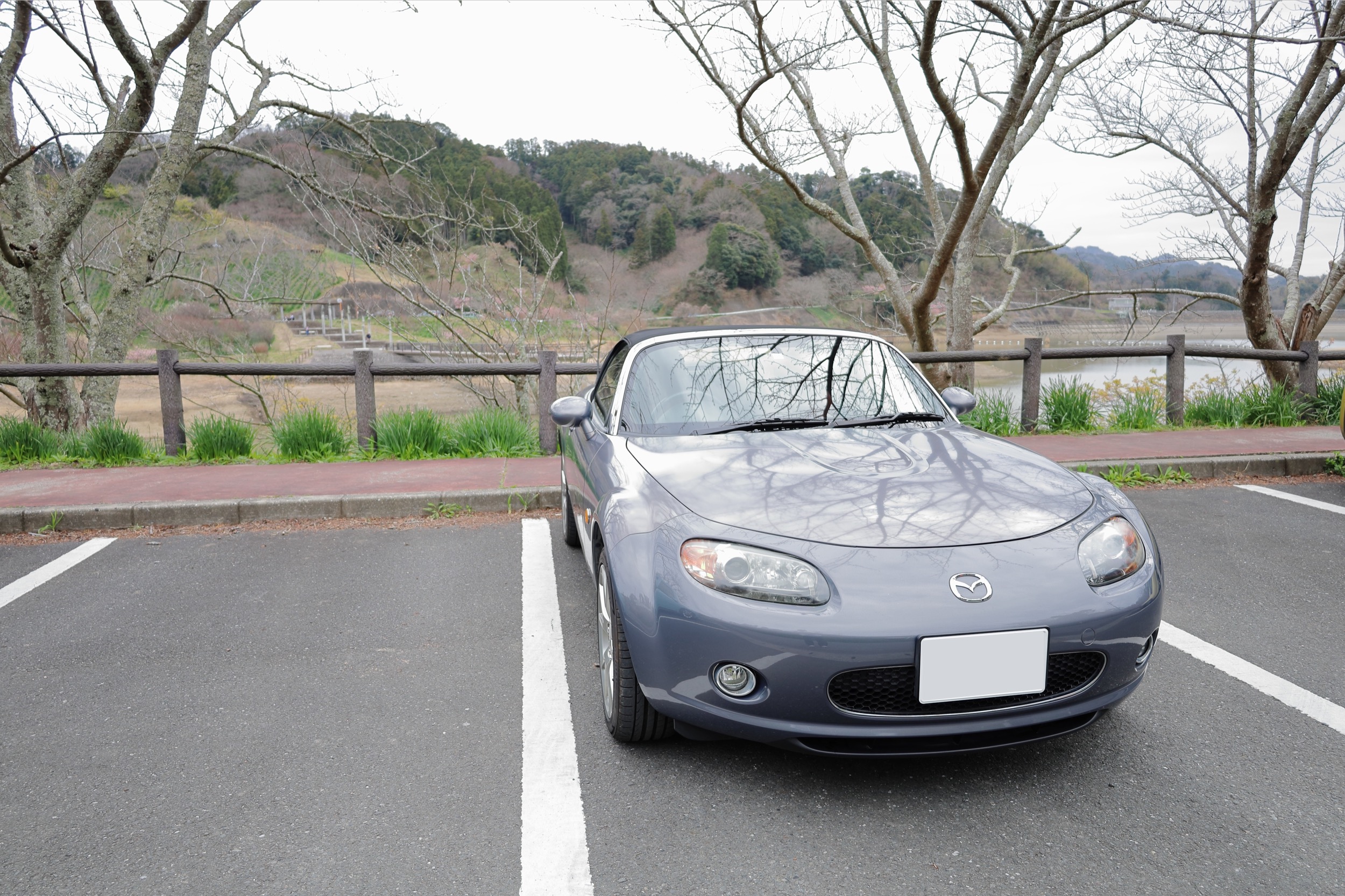 駐車場に停車しているロードスターの写真